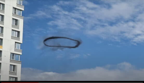 【謎】モスクワ上空に不気味な「黒い輪」出現！正体めぐり憶測飛び交う